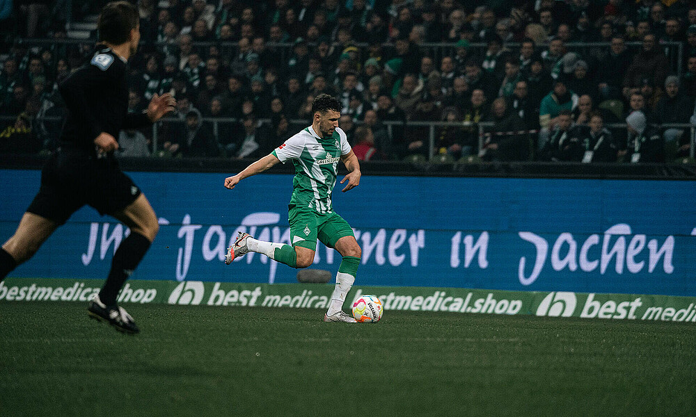Milos Veljkovic mit dem Ball am Fuß.