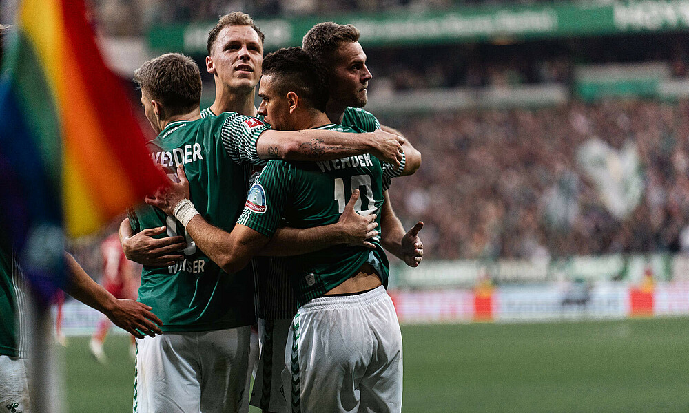 Die Mannschaft bejubelt den Führungstreffer. 