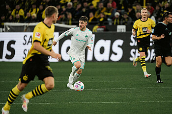 Romano Schmid mit Ball am Fuß. 