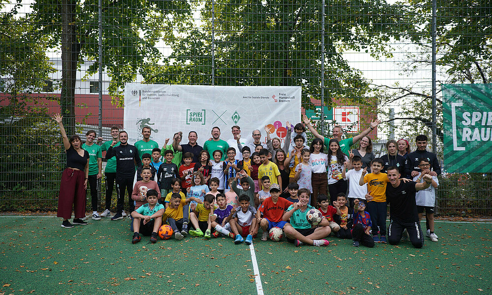 null Die Kids posieren für ein Gruppenfoto (Werder.de).