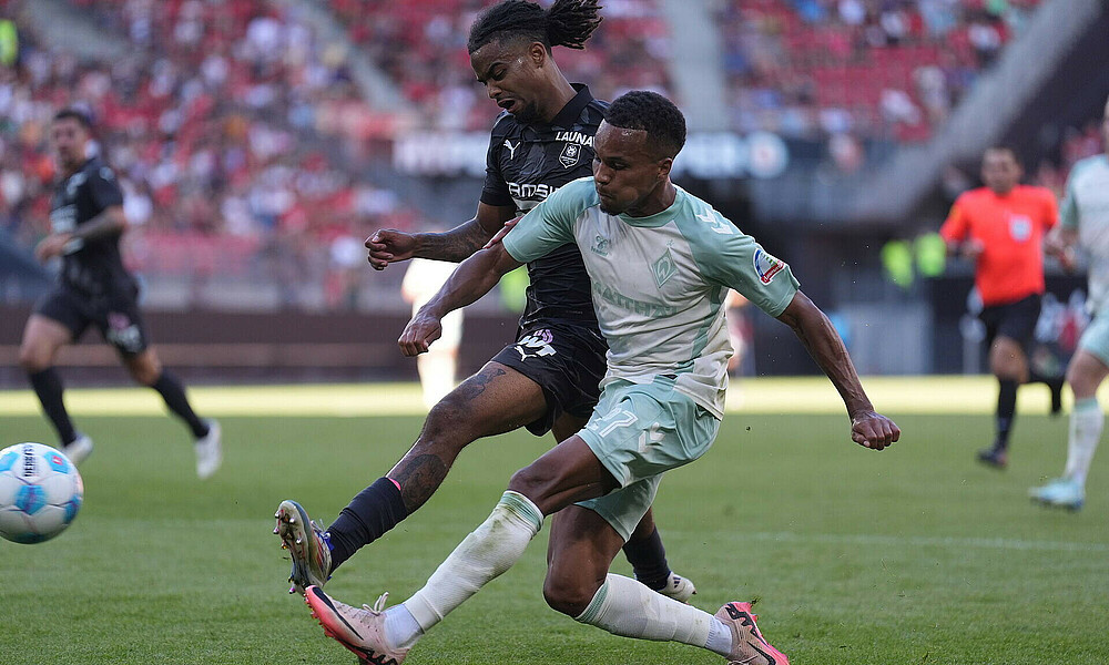 Felix Agu im Zweikampf. 