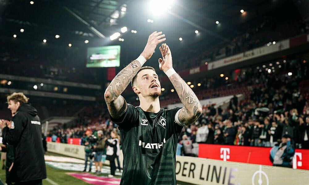 Marco Friedl applaudiert den Fans. 