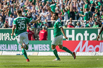 null Claudio Pizarro bejubelt seinen Treffer.