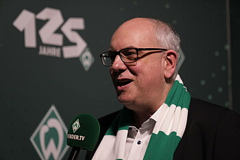 Andreas Bovenschulte spricht ins Mikrofon.