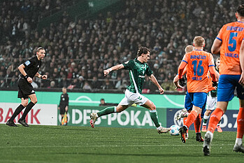 Jens Stage holt zum Schuss aus. 