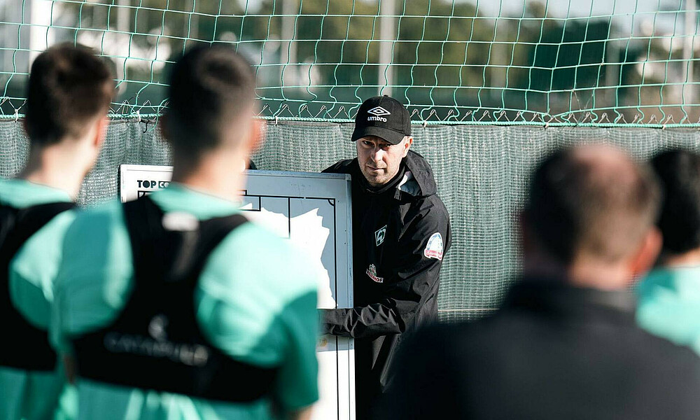 Ole Werner erklärt an einer Taktiktafel. 