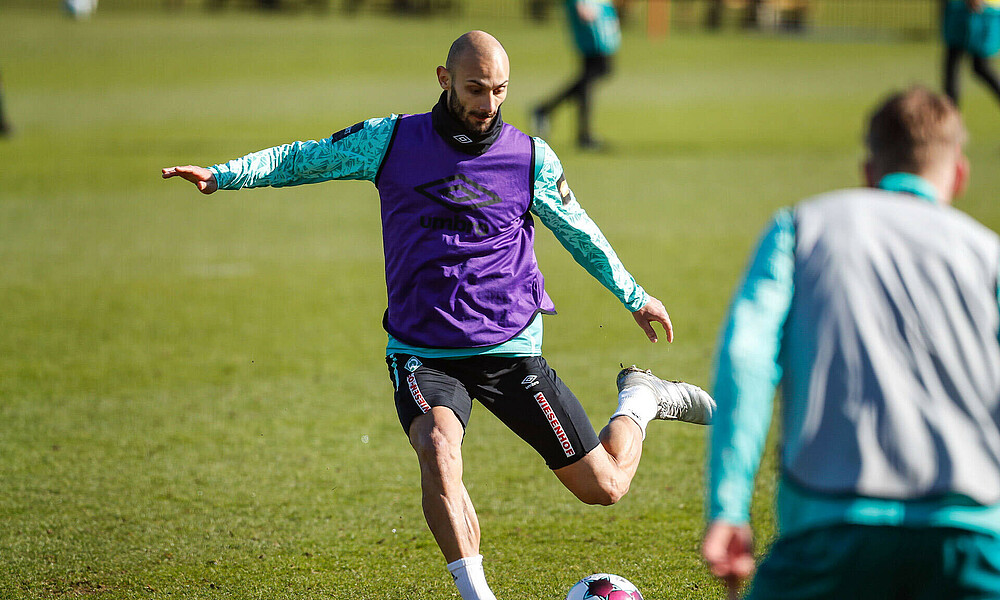 null Ömer Toprak spielt im Werder-Training einen Pass.