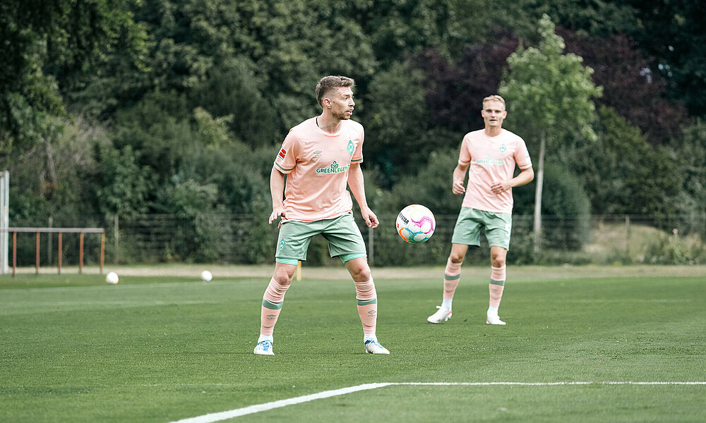 Mitchell Weiser am Ball bei einem Testspiel von Werder.