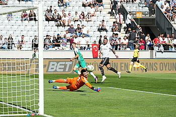 Goller schießt den Ball am Besiktas Keeper vorbei.