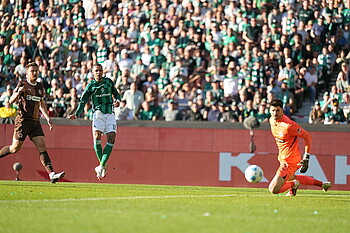 null Njinmah und Vasilj schauen dem Ball hinterher.