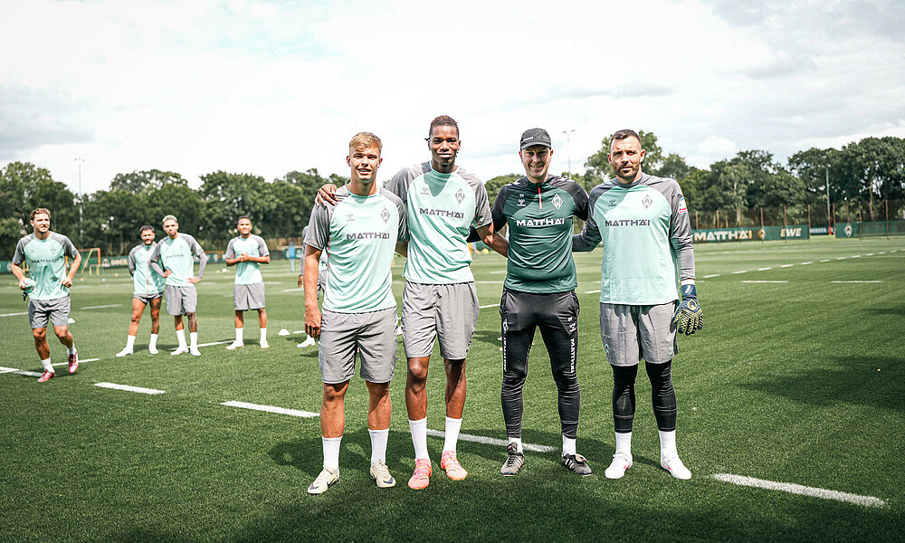 null Ole Werner mit den drei Neuzugängen Skelly Alvero, Keke Topp, und Markus Kolke.