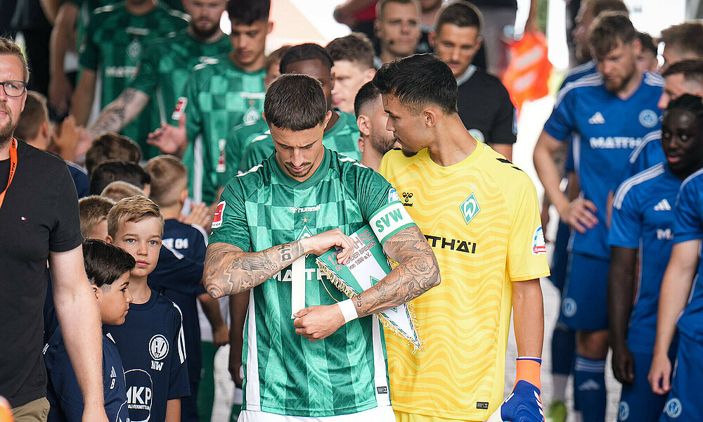 null Marco Friedl beim Testspiel gegen Verden mit Wimpel beim Einlaufen