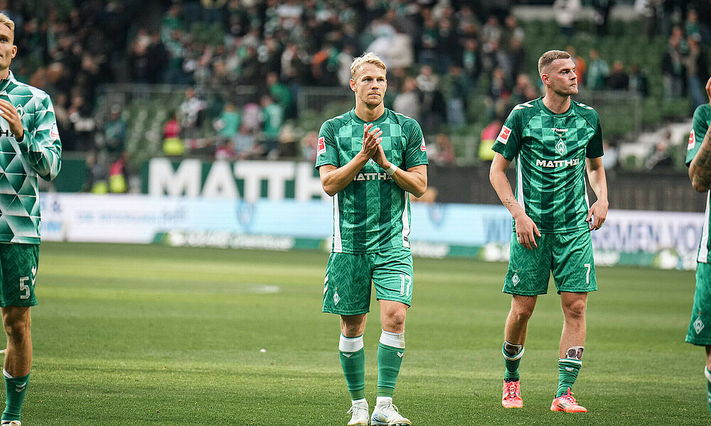 Marco Grüll klatscht in die Hände. 