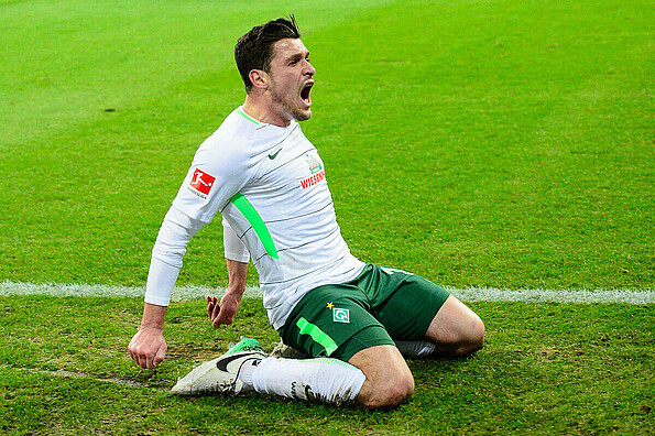 Zlatko Junuzovic rutscht als Torjubel auf den Knien.