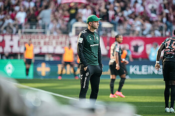 Ole Werner steht an der Seitenlinie. 