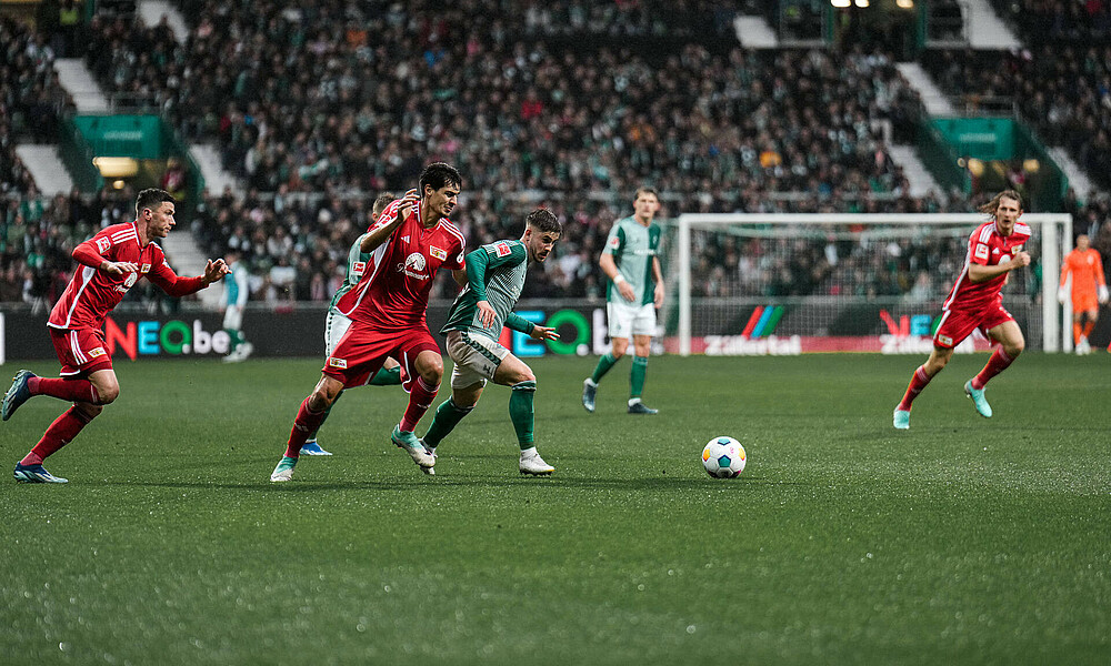 Romano Schmid im Duell mit Diogo Leite. 