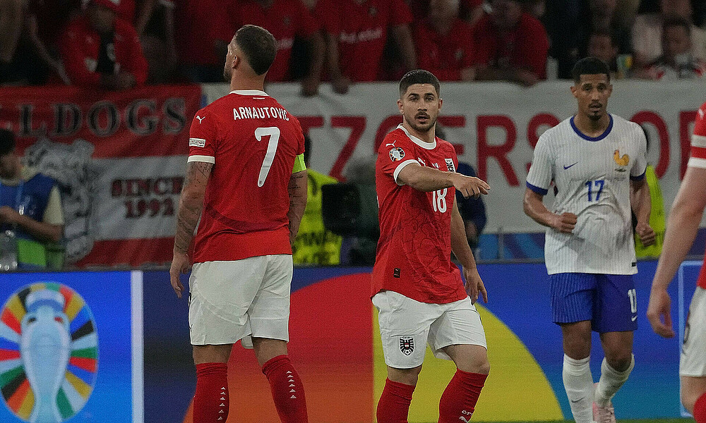 null Romano Schmid im Trikot der österreichischen Nationalmannschaft auf dem Fußballfeld.