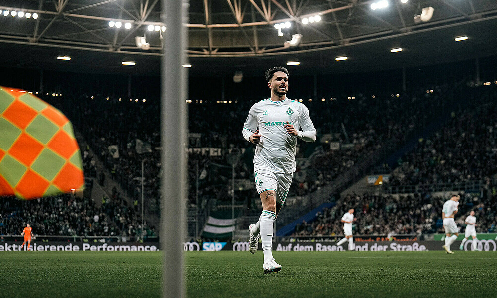 null Bittencourt läuft aufs Spielfeld.