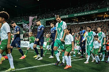 Niklas Stark beim Auflaufen ins Stadion. 