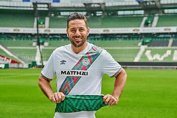 null Claudio Pizarro im Wendetrikot hebt den Saum an.