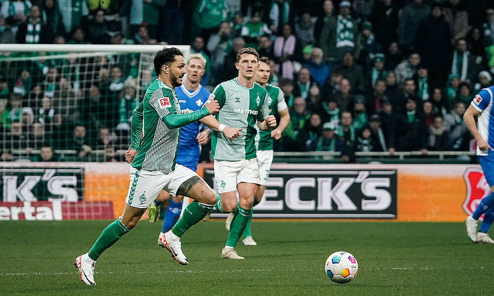 Leonardo Bittencourt im Sprint mit Blick auf den Ball. 