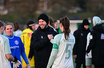 Micha Alexander nach Abpfiff mit seiner Kapitänin Monique Bertram. 