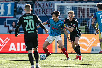 Amos Pieper im Zweikampf. 