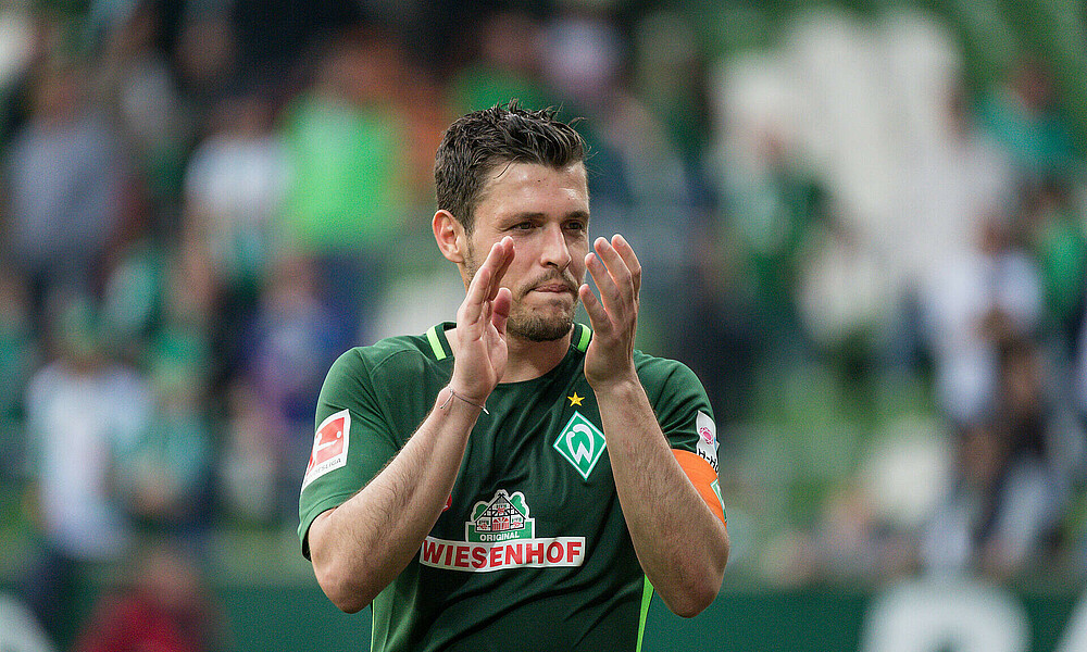 null Junuzovic klatscht in die Hände mit der Binde am Arm.