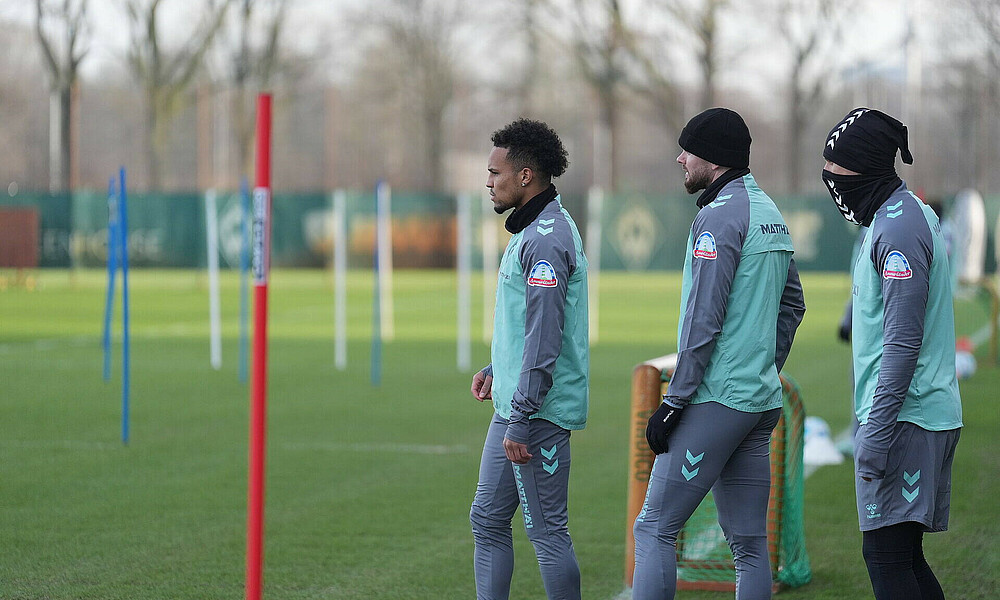 Felix Agu in einer Reihe beim Mannschaftstraining