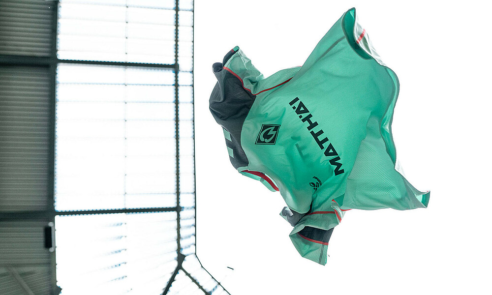 Ein Bild vom neuen Trainingsshirt im Stadion. 