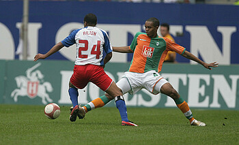 null Werder-Spieler Naldo im Zweikampf mit seinem Gegenspieler.