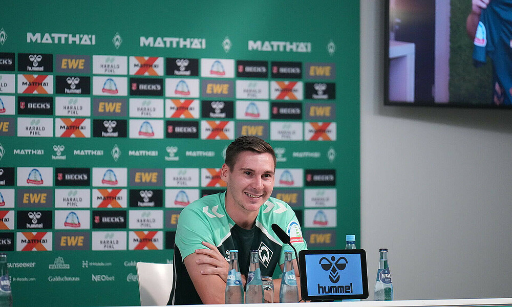 Max Wöber auf dem Podium bei der Mixed Zone