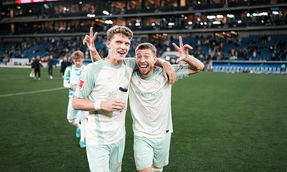 Stage und Weiser jubeln in die Kamera. 