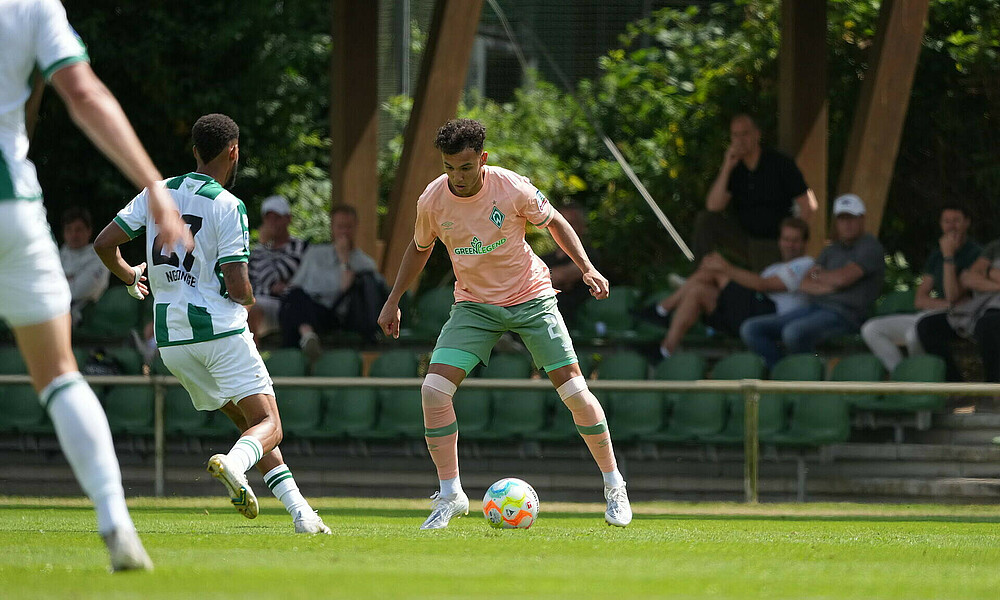 Lee Buchanan am Ball beim Testspiel gegen Groningen