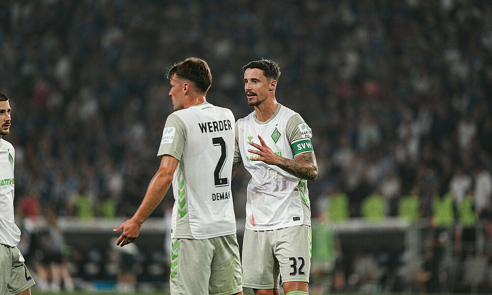 null Marco Friedl im Gespräch mit seinen Mitspielern.