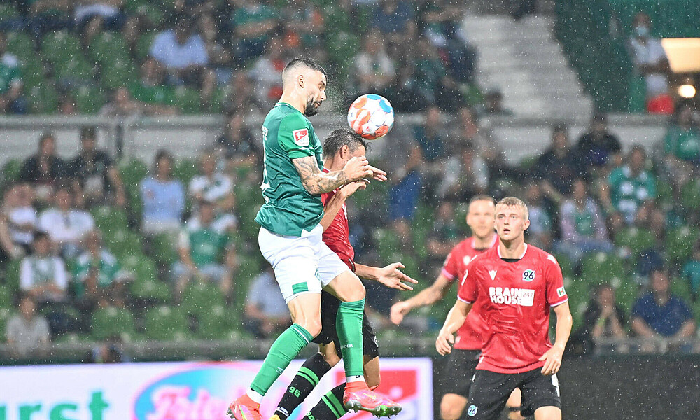 Anthony Jung im Zweikampf mit einem Hannoveraner. 