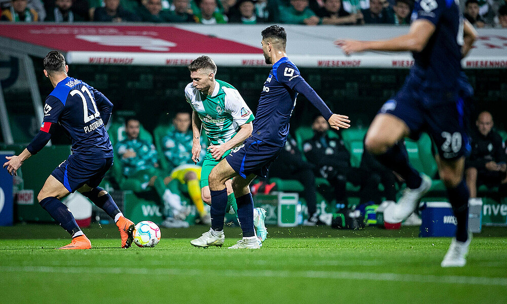 null Mitchell Weiser am Ball gegen Hertha BSC im wohninvest WESERSTADION.