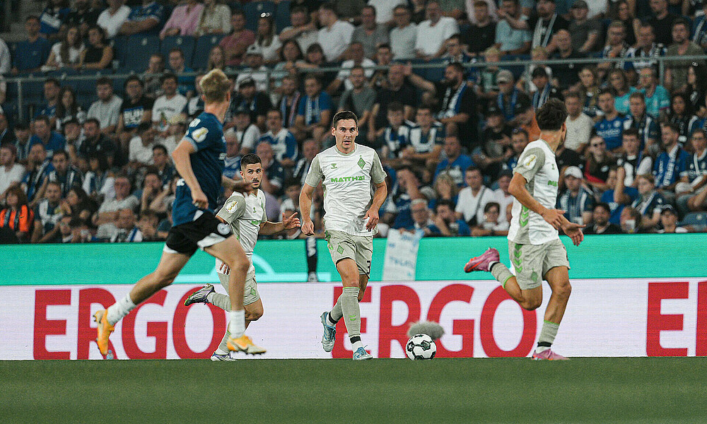 Max Wöber mit Ball am Fuß.