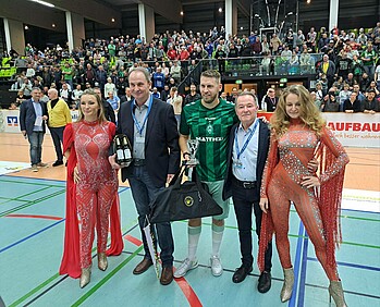 null Aaron Hunt wird ausgezeichnet.