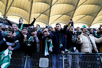 null Die Werder-Fans feiern den Sieg im Volksparkstadion