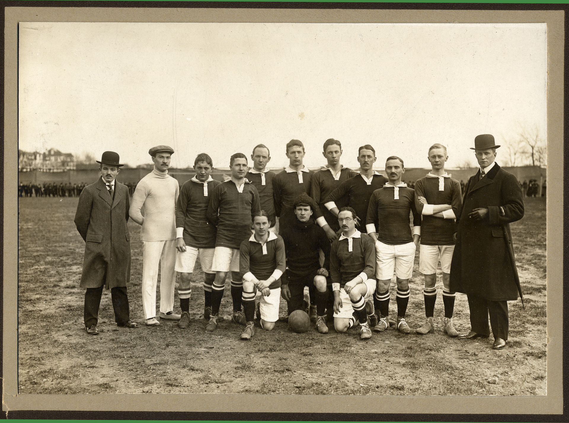 Ein historisches Foto, welches Fußballer zeigt.