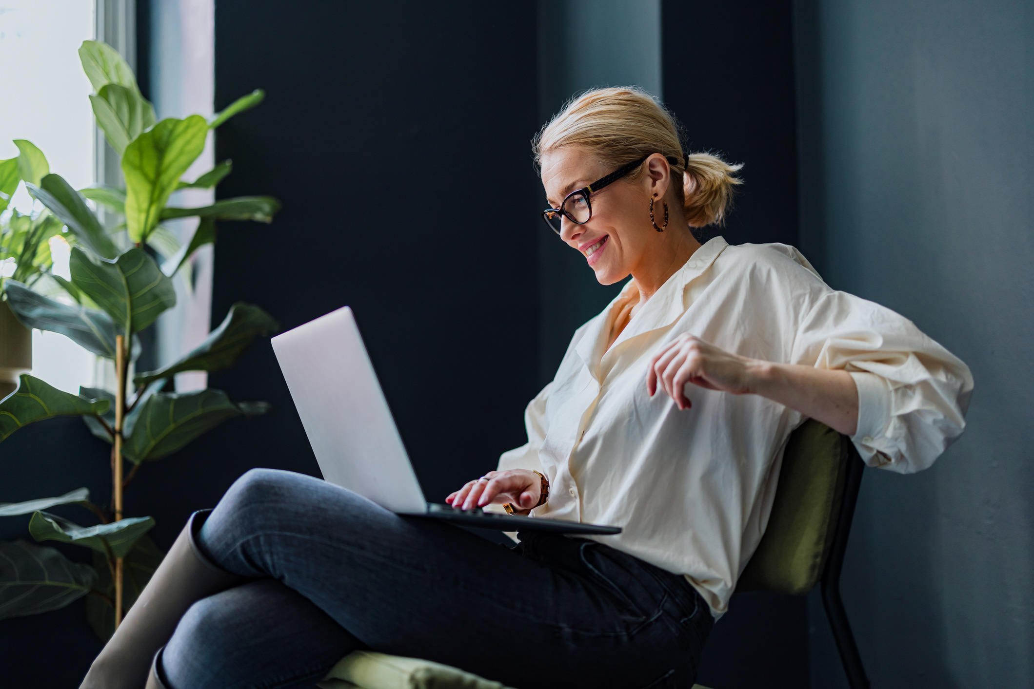Hausverwalterin sitzt mit Laptop