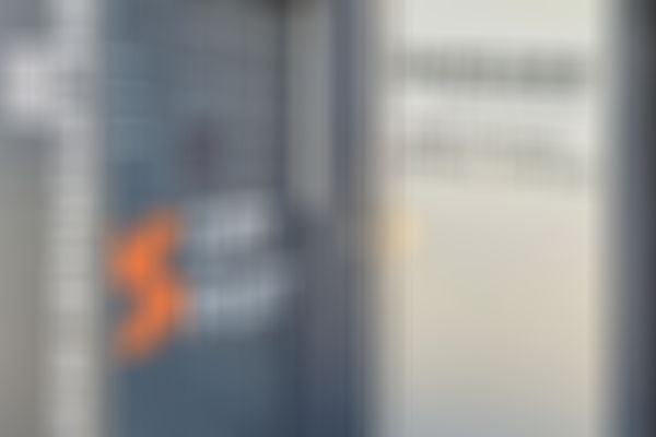 Eine Post-Storage-Box neben dem Eingang zum Unterer Office Gebäude