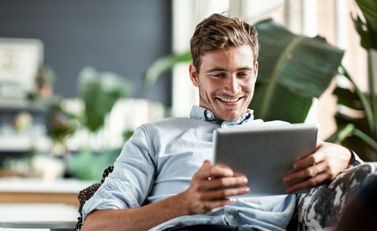 Mann informiert sich online über die Raiffeisen Vermögensverwaltung