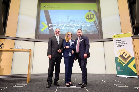 Alexander Schallenberg, Karin Kunrath (CIO Raiffeisen Capital Management) und Hannes Cizek (CEO Raiffeisen Capital Management)