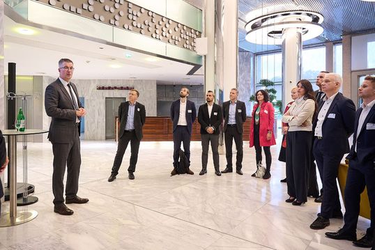 Kurt Schappelwein und Teilnehmer:innen beim Raiffeisen Investment Forum 2025