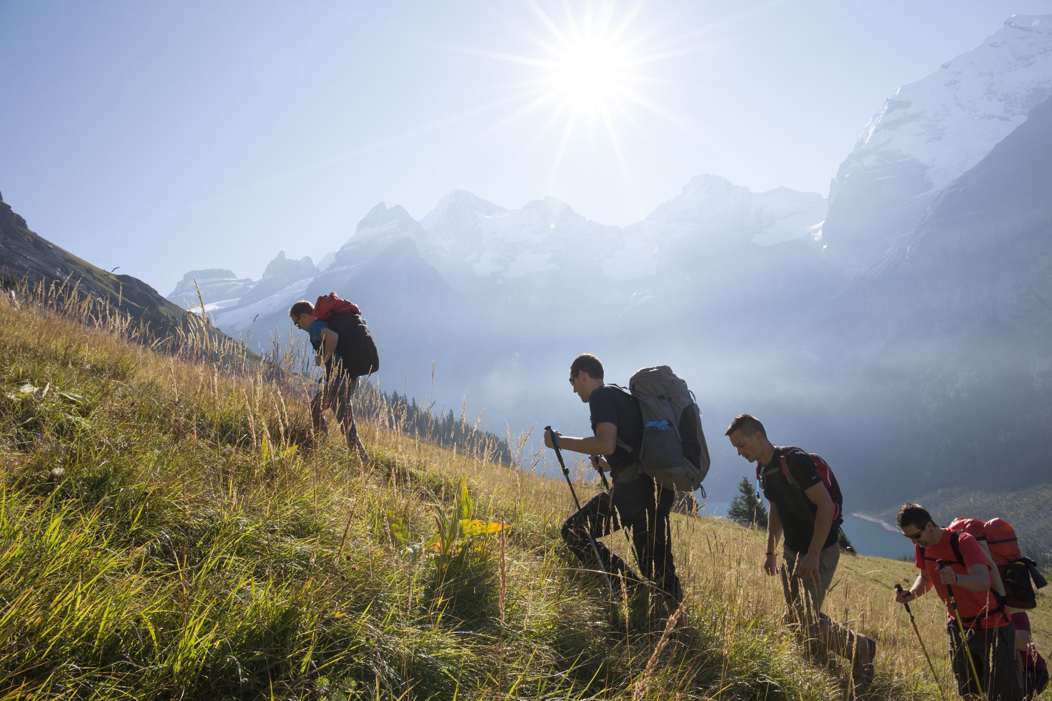 Wanderer erklimmen Berg bei strahlendem Sonnenschein