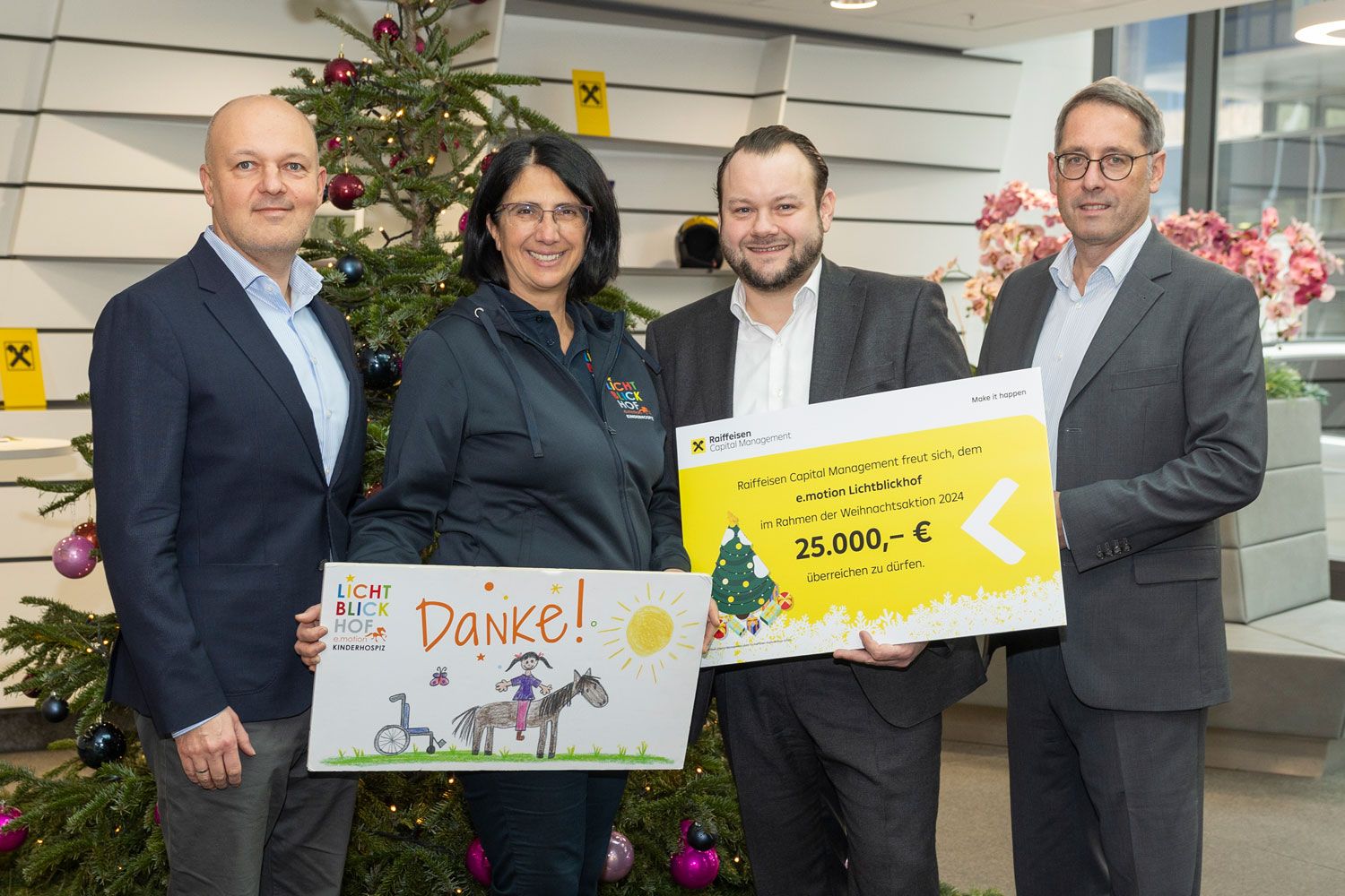 Michal Kustra (Geschäftsführer Raiffeisen KAG), Verena Bittmann (stellvertretende Geschäftsführerin, Lichtblickhof), Hannes Cizek (CEO Raiffeisen KAG) und Dieter Aigner (Geschäftsführer Raiffeisen KAG)