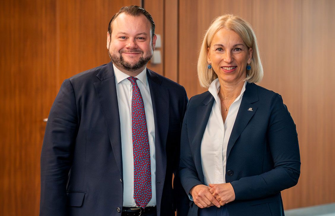 Hannes Cizek, CEO von Raiffeisen Capital Management und Sabine Pfeffer, Mitglied des Vorstands der UNIQA Österreich Versicherungen AG