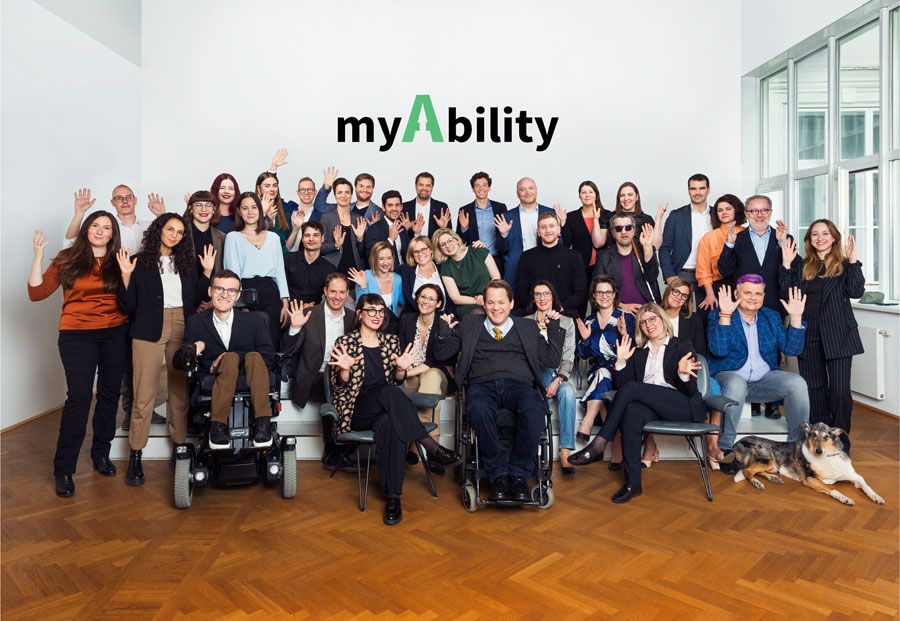 Die Mitarbeitenden von myAbility begleiten Unternehmen entlang ihres Weges zu einer inklusiven Unternehmenskultur, halten das größte deutschsprachige Unternehmensnetzwerk Europas zum Thema Inklusion – das myAbility Wirtschaftsforum – am Laufen und unterstützen Studierende und Absolvent:innen bei ihrem Einstieg ins Berufsleben mit dem myAbility Talent® Programm. Ganz wesentlich ist für das Team: Social Impact muss messbar gemacht werden. Zusammenarbeit mit my ability Team - Business und soziale Wirkung verbinden